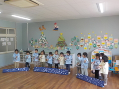 年少時　楽器を演奏している様子