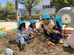 写真：年少児　ブロックで遊ぶ様子
