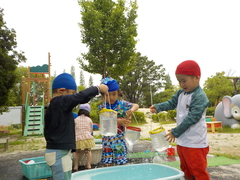 写真：年少児　泡で遊ぶ様子