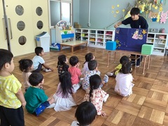写真：年少児　保育室で七夕の話を聞く様子