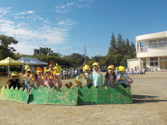 写真：年少児　先生やお友達と踊っている様子