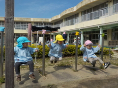 写真：年少児　ブロックで遊ぶ様子