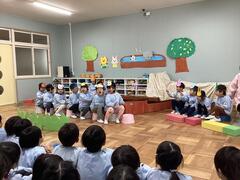 写真：年少児　劇ごっこ遊び友達と踊る様子