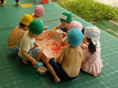 写真：年少児　泡で遊ぶ様子