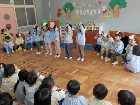 写真：年少児　劇ごっこ遊び友達と踊る様子