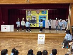 写真：年中児　劇を発表する様子