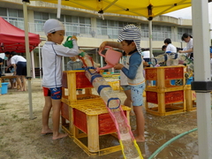 写真：年中児　水遊びの様子