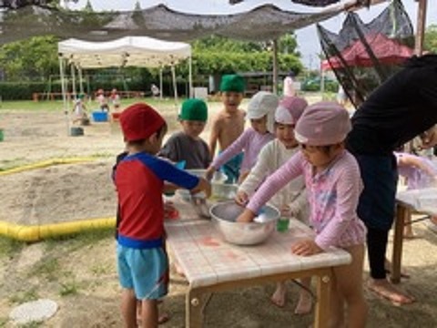 写真：年中児　水遊びの様子