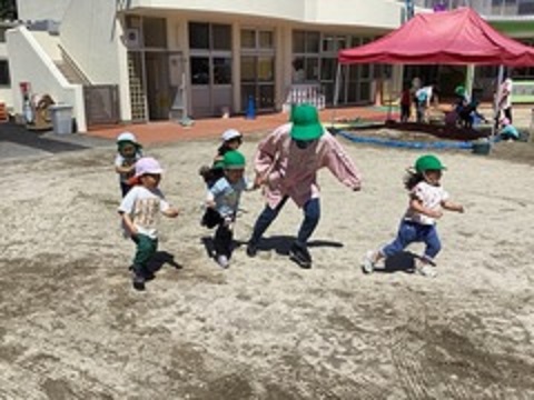 写真：年中児　あぶくたったをして遊ぶ様子