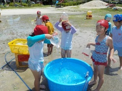 写真：年中児　水遊びの様子