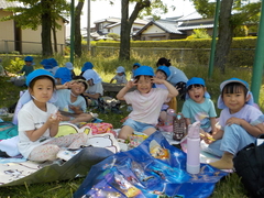 写真：年長児　夏野菜を植える様子