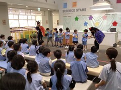 写真：年長児　泥遊びをする様子