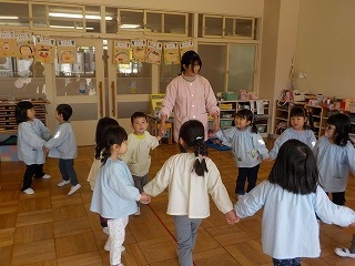 写真：年少児 フォークダンスをする様子