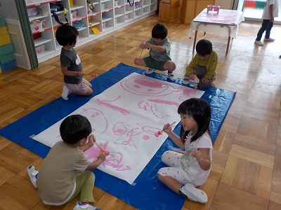 写真：年少児　絵の具遊びの様子