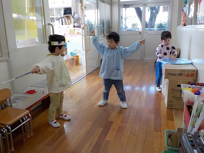 写真：年少児　踊っているの様子