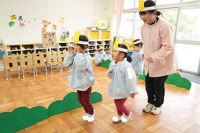 写真：年少児 キツネになってお話ごっこをする様子