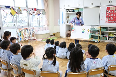 写真：年少児　ひなまつり会の様子