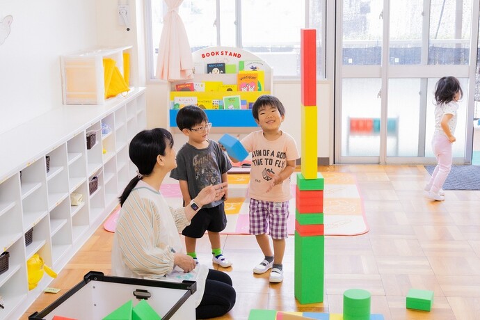 写真:年少児 積み木遊びの様子