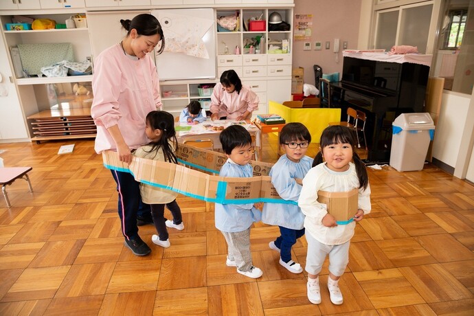 写真:年少児 電車ごっこの様子