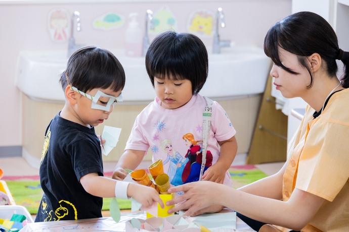 写真:年少児 製作遊びの様子