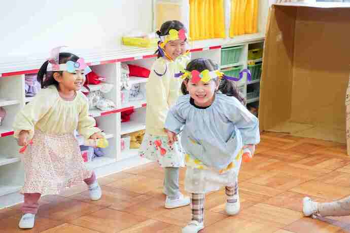 写真:年少児 キツネになってお話ごっこをする様子