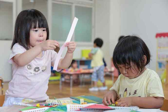 写真:年少児 作っている様子