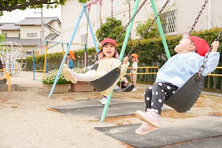 写真：年少児　絵の具遊びの様子