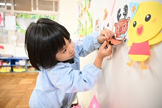 写真：年少児 キツネになってお話ごっこをする様子