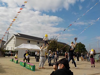 写真：年少児　ペットボトルのキャップを転がして遊ぶ様子