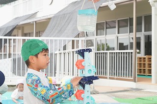 写真：年少児　運送会の踊りを踊っている様子