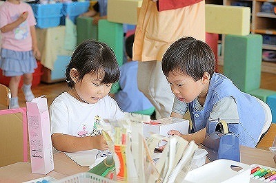 写真：年中児　製作遊びの様子