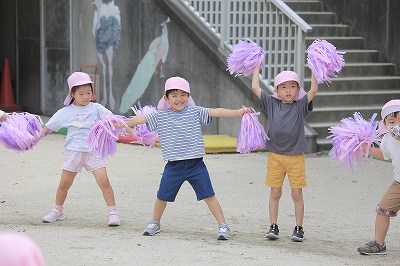 写真：年中児　運動会の踊りを友達と踊る様子