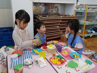 写真：年中児　おうちごっこの様子