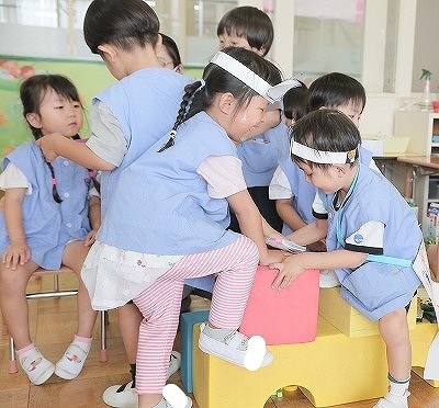 写真：年中児　友達と海賊船ごっこをする様子