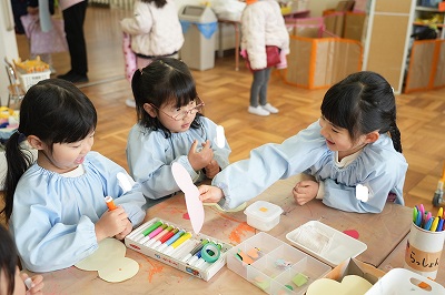 写真：年中児　ゆきだるま作りの様子