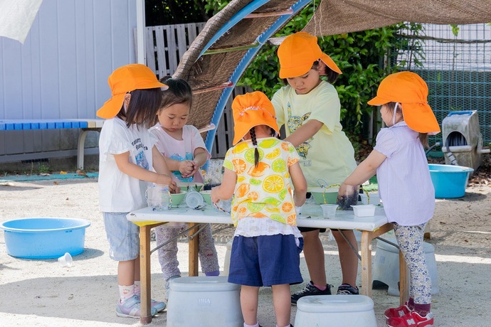 写真:年中児 色水遊びの様子