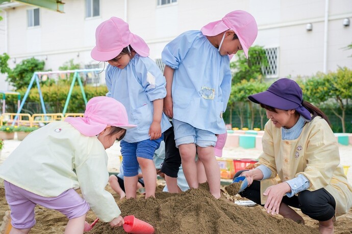 写真:年中児 砂遊びの様子
