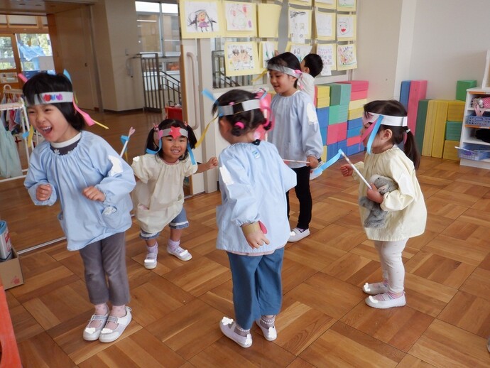 写真:年中児 友達と踊っている様子