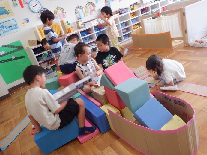 写真:年中児 積み木で車を作る様子