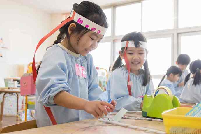 写真：年中児　ゆきだるま作りの様子