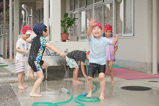 写真：年中児　おうちごっこの様子