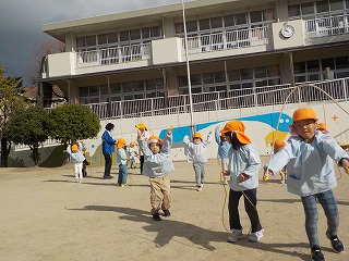 写真：年中児　友達と縄跳びをする様子