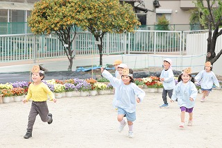 写真：年中児　製作遊びの様子