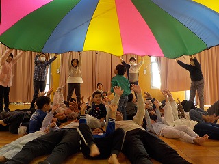 写真：年中児　クリスマス遊びをする様子