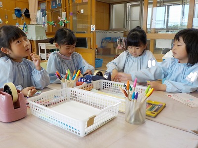 写真：年長児　友たちをお手紙作りをする様子