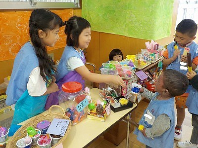 写真：年長児　お店屋さんごっこをする様子。