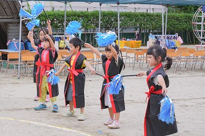 写真：年長児　運動会の踊りを練習する様子。