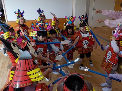 写真：年長児　友達と甲冑を身に着けている様子