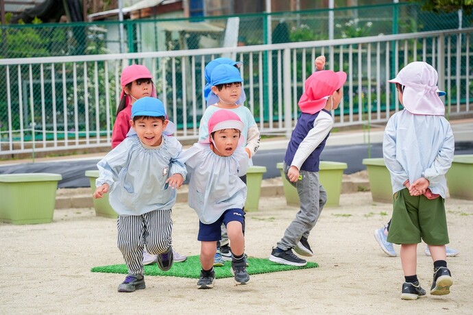 写真:年長児 鬼ごっこの様子