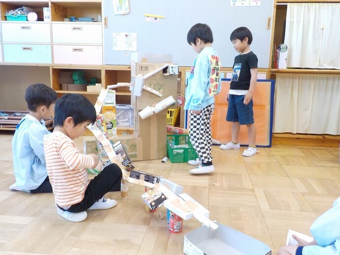 写真:年長児 友達とコース作りの様子